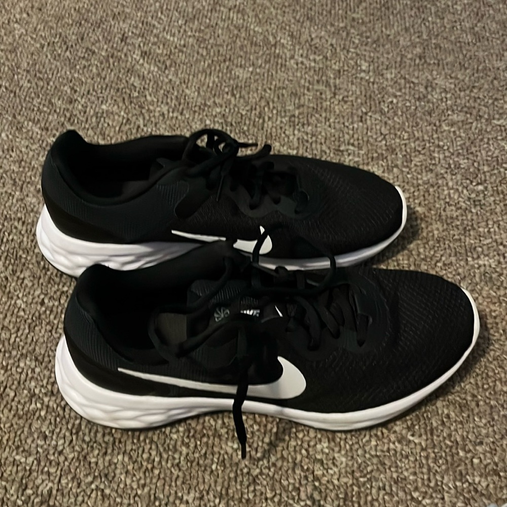 Like new Nike women’s revolution 6 running shoes